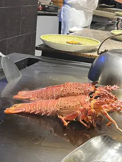 龍蝦加鐵板燒真是絕配,食材新鮮,肉質彈牙,香氣十足。