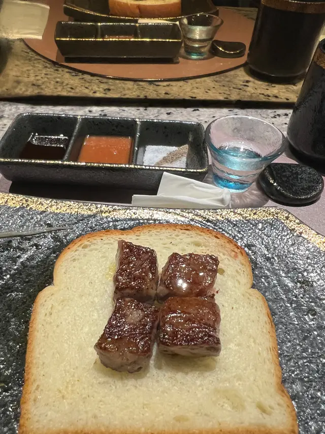 一口和牛,煎完真是香氣四射,但內裏肉質能夠保持着,口感不會太韌,也不會太油膩,下面墊底的多士能夠吸油,雖然不健康,但多士也是可以一起吃的。