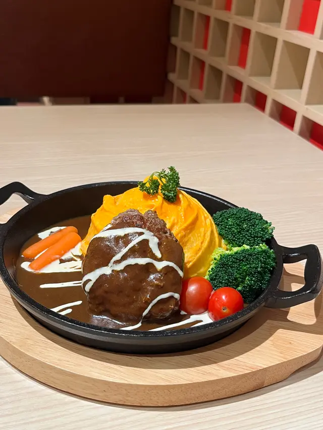 鐵板咖喱和牛漢堡蛋包飯