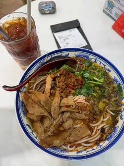 食佐敦出名多嘢食，川味係其中一間我經常幫襯嘅lunch之選。大多數我嚟呢度都會食佢嘅撈米線，但今次一試湯類，結局是覺得還可以。
但撈呢度就的確出色，重點就係喺佢個肉醬度。偏甜類型嘅肉醬好香口，應該係用左部分肥豬肉ge關係。 同埋佢嘅酸菜又係好好食。
配餸方面我最鍾意就係豬頸肉（少有地好入味，個人認為必試），豬軟骨（炆得好夠稔，口感唔會嚡口，味道屬於偏甜嘅類型），其他試過豬肚、雞翼覺得一般還可，豬耳好啲。
因為我一向食呢啲小店都係傾向試自家製嘢，果啲咩貢丸一類入貨嘅食物大多數都唔試😂
