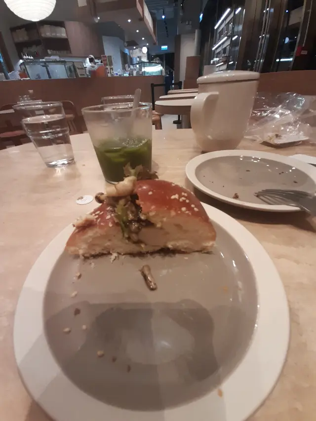 前: 切開嘅松露菌雞肉腸包