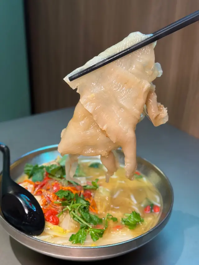 花膠雞阿媽足料雞湯米線