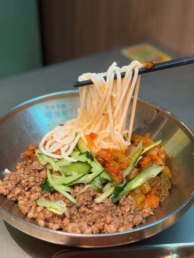 麻麻地豬扒撈米線