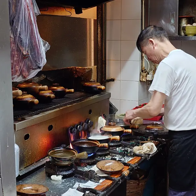 一個師傅推十幾個煲，難怪要等45分鐘先出到個煲仔飯。
