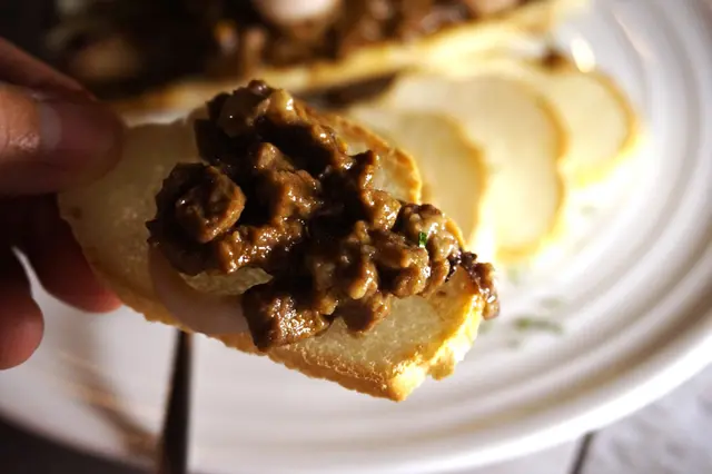 烤牛骨髓伴和牛肉眼粒配法包多士