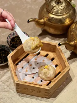 鲜拆蟹粉小笼包