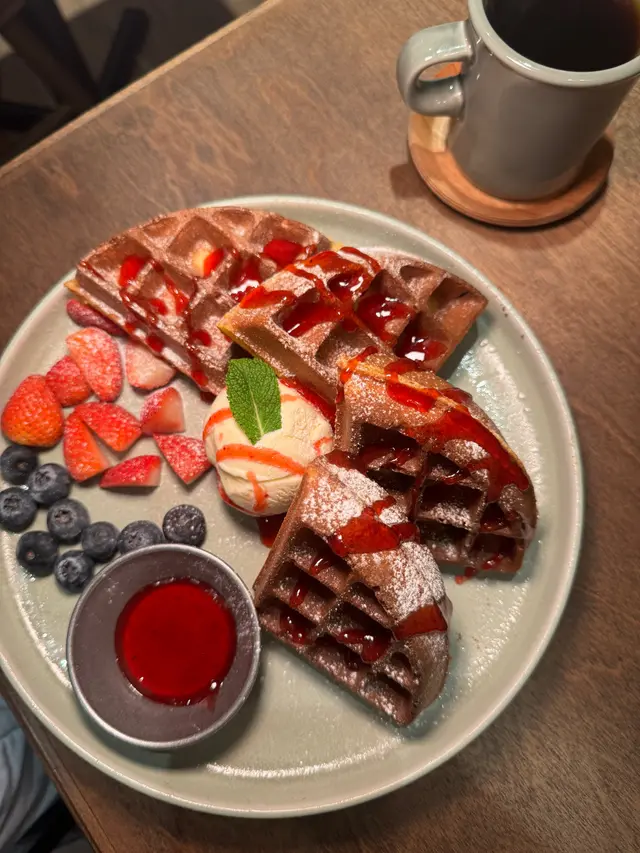 士多啤梨野莓窩夫 配雪糕