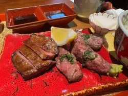 女服务员服务一般 木口木面 连水/茶都唔会主动俾 可能88折 水/茶都扣起啦 

  