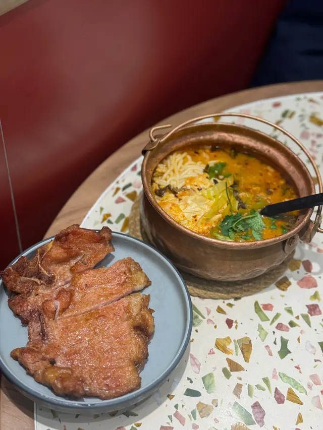 招牌豬扒酸酸辣辣銅鍋米線