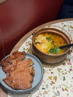 招牌豬扒酸酸辣辣銅鍋米線