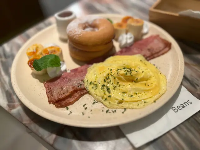 焦糖香蕉熱烘窩夫全日早餐