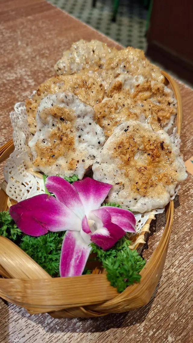 香煎黑松露手打蓮藕墨魚餅