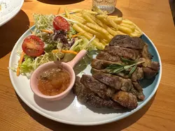 真係好驚喜！網上睇咗咁多好評，膽粗粗試吓呢個黑毛豬扒，點知一食即刻眼都發光！

塊豬扒厚切到呢，外面煎到微微金黃，一切開見到粉嫩嘅肉色，啲肉汁多到差啲瀉出嚟！慢煮果然無得輸，肉質淋到好似食緊和牛咁，但又保留到黑毛豬獨有嘅咬口同果仁香。最正係個自家製蘋果醬，清新嘅甜味同豬扒嘅油脂香撞到嘭嘭聲，解膩之餘又帶出鮮味，簡直係神來之筆！

食完即刻明點解個個都話係必食招牌菜！第一次嚟嘅朋友，信我，叫呢個準冇錯！