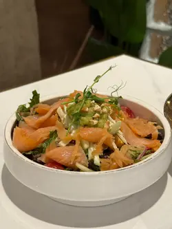 煙三文魚牛油果醬蘋果沙律伴腰果仁