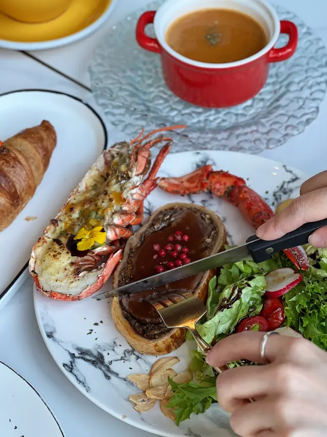 威靈頓牛柳配芝士焗龍蝦