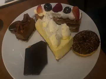 软身芝士蛋糕、朱古力慕丝蛋糕、海盐夏威夷果仁黑朱古力、冬甩圈