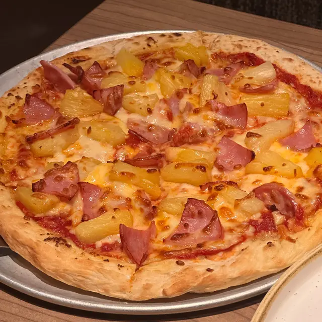 酸甜火腿，芝香滿溢，￼菠蘿香甜，餅底難食