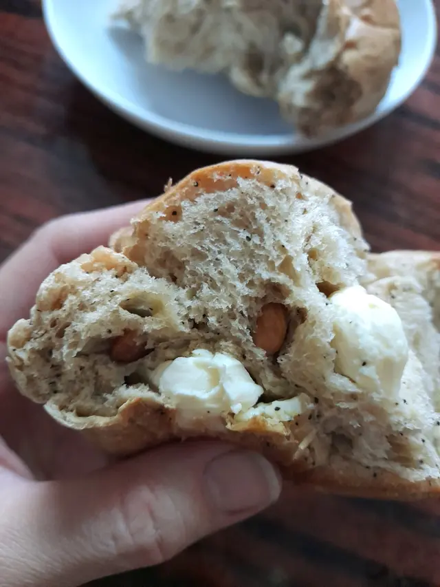 食𡁵嘅咖啡腰果乳酪包