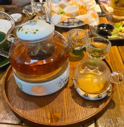 呢杯女伯爵橙紅茶，真係秋天嘅小確幸！沖緊嗰陣，佛手柑嘅優雅香味搶先走出嚟，跟住係甜橙片嘅鮮明果香，夾埋一齊勁溫暖治癒。茶湯係靚靚橙紅色，飲落去，錫蘭紅茶嘅醇厚同柑橘嘅清新甜美平衡得啱啱好，口感滑溜，飲完之後喉嚨有陣溫柔嘅回甘，一啲都唔澀！無論係自己一個嘆，定係同friend share，杯茶都即刻令人心情靚晒，真心正！超推介！