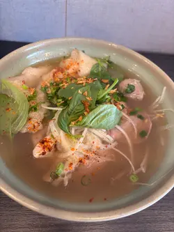 好失望，牛肉係冇牛味，唯獨花膠係好大塊，￼加咗好多蒜同辣椒片都￼調唔到味，因為個湯底唔得