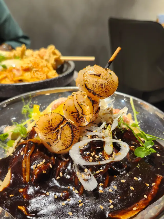 火炙北海道帶子配海鮮炸醬意粉