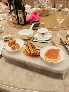 花雕熟醉大閘蟹(半隻)、脆藕香芒乳豬件、桂花鮮冬菇