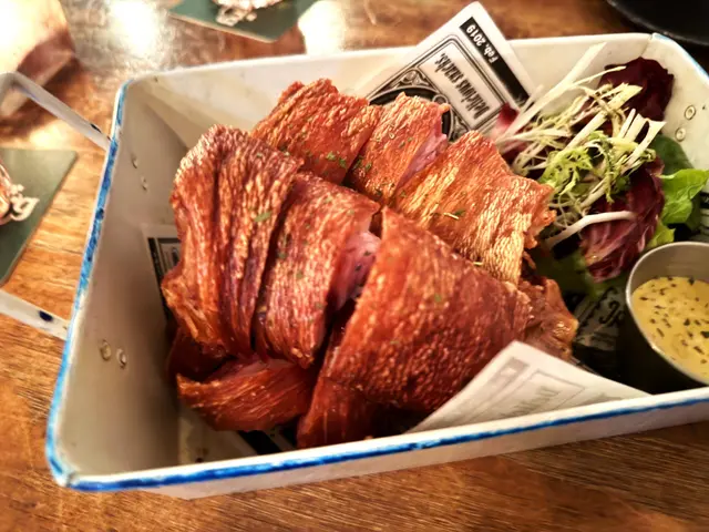 德國咸豬手隻, 配蔬菜沙律, 酸菜, 芥末醬