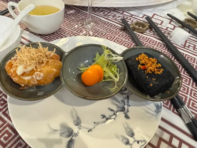 黑磚脆豆腐 拼 千絲芥末蝦球