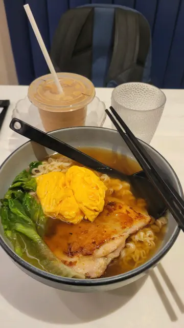 香煎鸡扒滑蛋公仔面炒蛋配冻鸳鸯