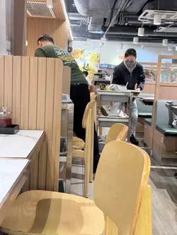 叫佢俾个腐乳酱我，转个头喺度执枱￼