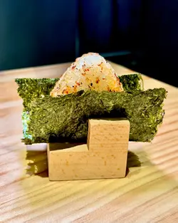 表面焦脆、帶鍋巴香的燒明太子飯團,米粒甘香、不黏牙。而口感黏軟的明太子,其辣味慢慢於口中四散減弱後,與粒粒米飯交融,整體色香層次一絕!