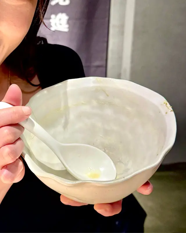 湯底是拉麵的靈魂。Tori Mama的上湯全用具優良蓄熱性能的日本砂鍋慢燉熬製,能完美緊鎖食材的原味道及營養。雞胸肉滑嫰不柴,膠原滿滿的湯頭濃稠順喉、不腥不膩,拉麵軟硬度剛好,爽彈、掛湯!大家可看圖八,美味得讓我把所有湯都喝掉,一滴不漏!