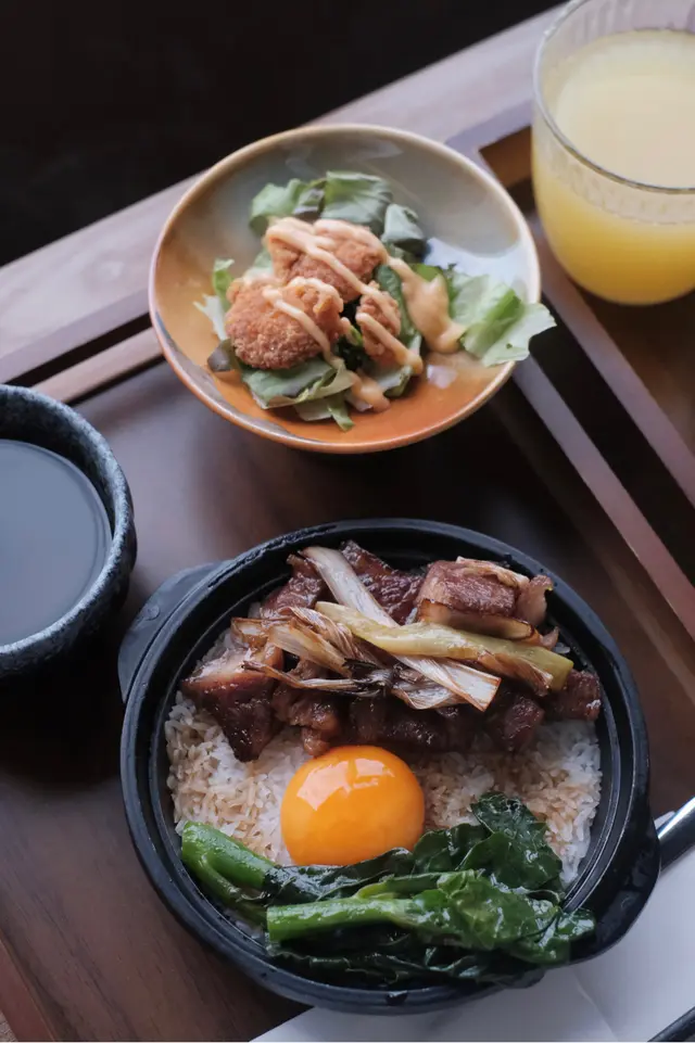 蔥爆牛小排蒟蒻飯配壽喜燒漬日本蛋黃及青菜