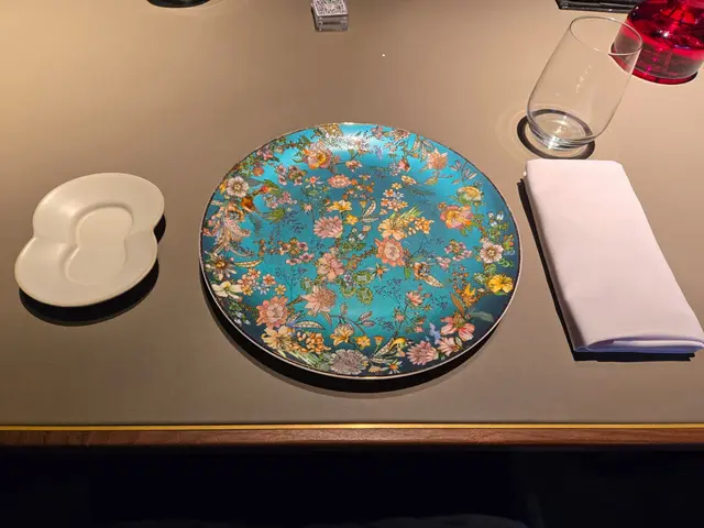 有無人知點解高級餐廳食飯前,會擺隻唔用嘅碟喺度,一到上菜就收走?