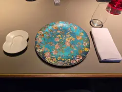 有無人知點解高級餐廳食飯前，會擺隻唔用嘅碟喺度，一到上菜就收走？