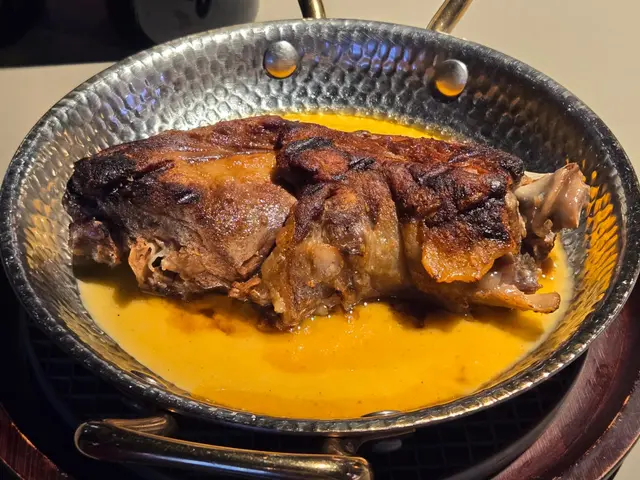 呢度嘅羊肉好有驚喜!用烈酒火燎過,醃製得非常入味,由外到內連羊皮都處理得完美,係我未試過嘅好滋味。