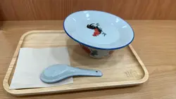 薑汁和牛奶「撞」好後，要蓋上蓋靜置5分鐘才完成，最後可以擺到一隻匙羹喺面就係大成功！😂