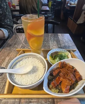 红烧肉饭配水果茶