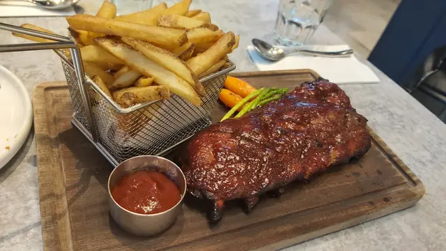 BBQ Ribs 燒烤醬豬肋骨 (配薯條)