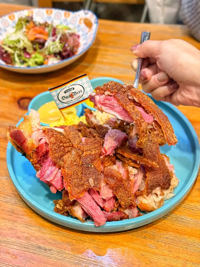 德國鹹豬手配酸菜及薯仔沙律