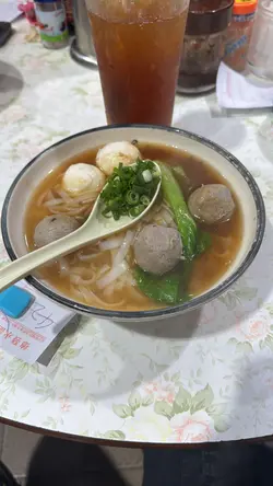 未試過呢間嘢,諗住中午食飯時間過去試一下囉,見佢話自己牛丸專家咪試吓囉,啲牛丸內有果皮味,真係九唔搭八,墨魚丸還可以,但偏甜,河粉又碎又厚身,辣油唔得,兩個字呢間唔多掂,下次咪搞。42蚊碗粉,加12蚊凍檸茶