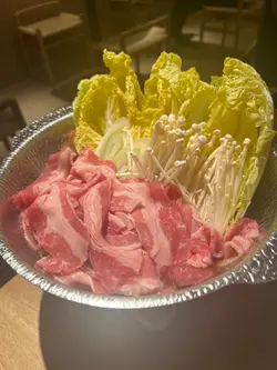 $228 係同出面餐廳等級嘅壽喜燒差唔多價錢（$258食到A4等級），但係牛嘅質素就街市等級廉價感重，仲要真係唔算多，配菜（金針菇，蘑菇，杏鮑菇，豆腐，菜）同醬汁味道亦都沒有驚喜。寧願食Sukiya ，仲要係唔包飯唔包嘢飲，飯要另外加$18
$100至$150會話可以接受，$200樓上真係似個水魚，大伏
最尾都係要收返+1服務費，呢樣冇得拗，不過真係唔抵。