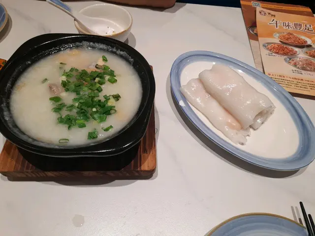 左: 魚肚鹹雞粥, 右: 韭黃鮮蝦腸