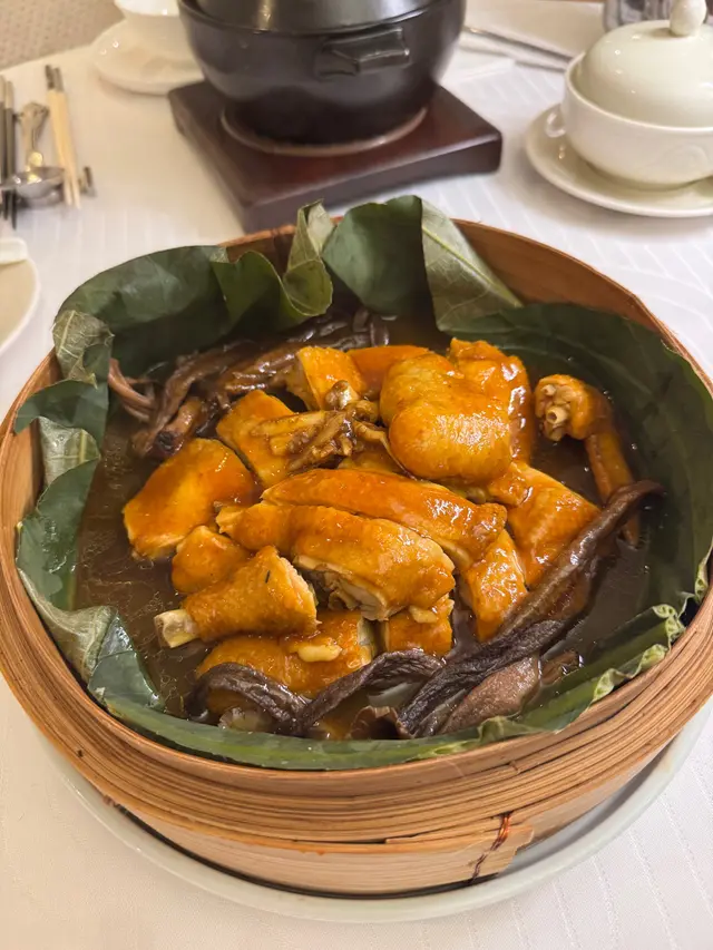 加入當歸同鹿茸菇,用荷葉包裹成隻雞,雞味香濃,益氣養血,有助改善咗面色暗沉,氣色仲變紅潤!