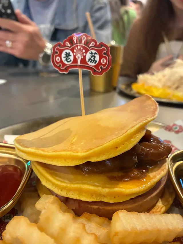 沙嗲牛肉拼厚切午餐肉熱香餅漢堡