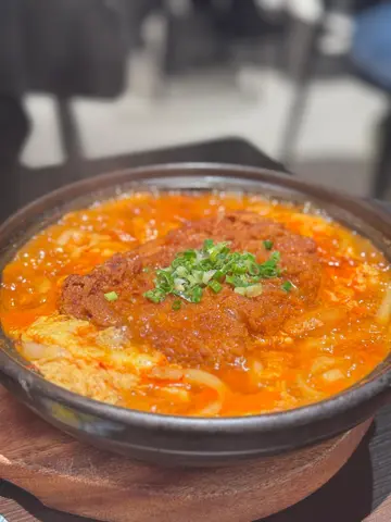 韩式泡菜锅烧吉列猪扒配乌冬