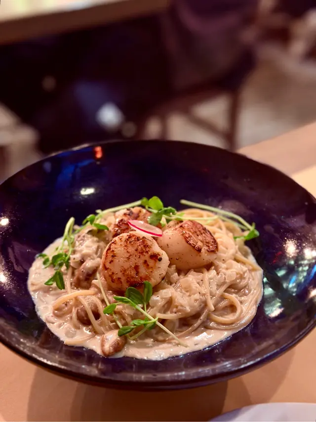 香煎帶子配牛肝菌忌廉汁燴意大利麵