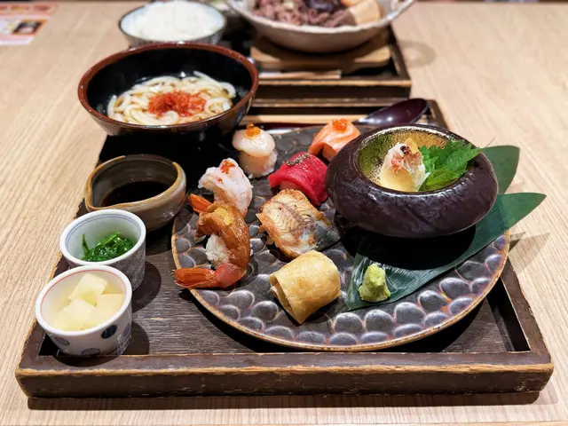 壽司 (8貫) 配迷你櫻花蝦烏冬