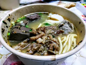 特價38元車仔麵(油麵)(清湯)墨魚丸1粒 蘿蔔2件 牛丸1粒 豬紅3件 沙嗲牛肉3塊