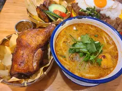 炸鸡脾配泰式冬阴功配金边粉